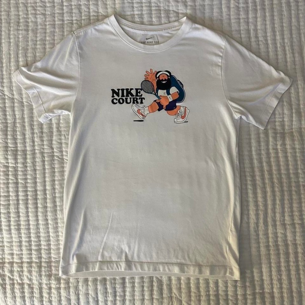 Nike Court Slam Hike Man Tennis Character Short Sleeve Graphic Shirt Men's Small